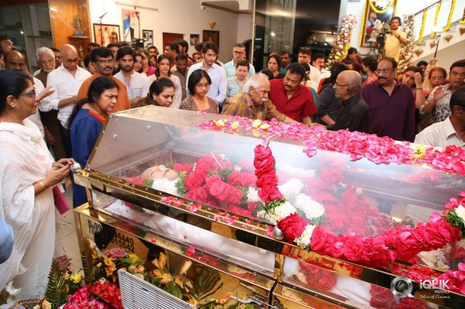 Celebrities-pay-homage-to-superstar-Krishna